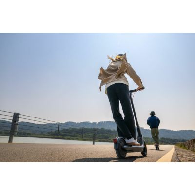 8. Hulajnoga elektryczna Segway-Ninebot KickScooter E2 PRO D