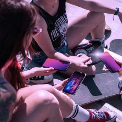 13. Prywatyzujące szkło hartowane 3mk Rainbow Privacy na Apple iPhone 14 Pro