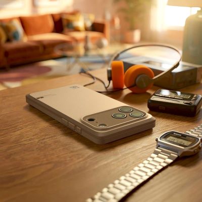 13. Etui Spigen Classic LS MagSafe na iPhone 17 Pro - beżowe