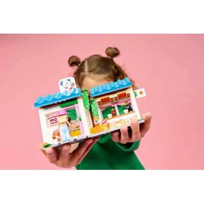 25. LEGO Friends 42677 Piekarnia z przysmakami dla psów
