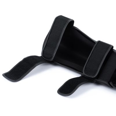 24. Ochraniacze na piszczele M - Phantom White