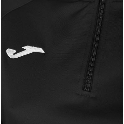 Bluza piłkarska Joma Combi Faraon przeznaczona dla mężczyzn, posiada ściagacze przy rękawach oraz u dołu bluzy, luźny krój, kołnierz ze stójką oraz zamek 1/2, kolor czarny
