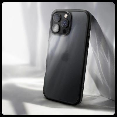 8. Etui Spigen Ultra Hybrid na iPhone 16 Pro Max - czarne