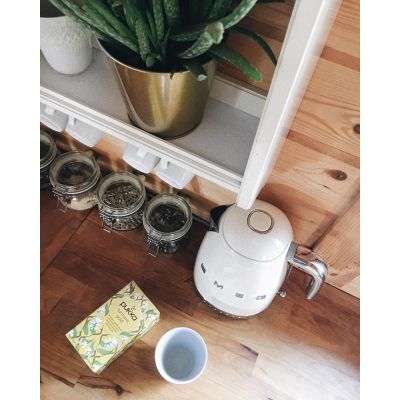 37. Czajnik elektryczny SMEG KLF04CREU kremowy
