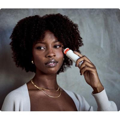 4. Therabody TheraFace Depuffing Wand (biały) – różdżka do pielęgnacji twarzy