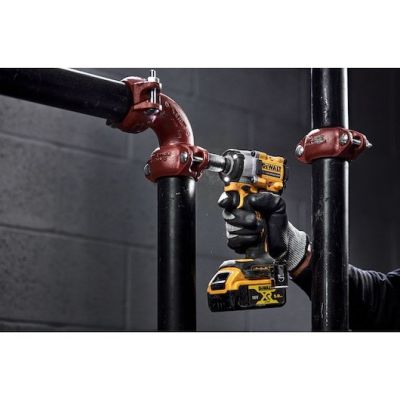 10. DeWALT DCF922P2T-QW klucz zasilany 2500 RPM 610 N·m