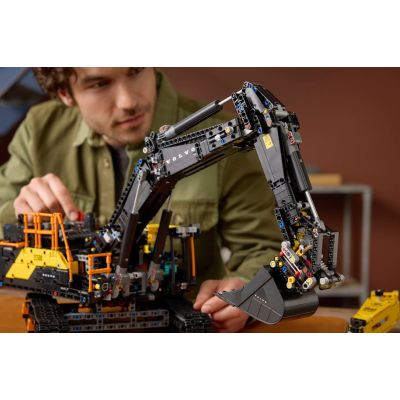 10. LEGO Technic 42215 Koparka Volvo EC500 Hybrid