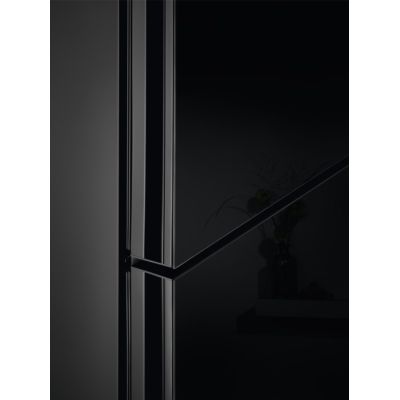 14. Chłodziarko-zamrażarka ELECTROLUX LNT7ME36K2