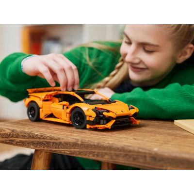 9. LEGO Technic 42196 Pomarańczowe Lamborghini Huracán Tecnica