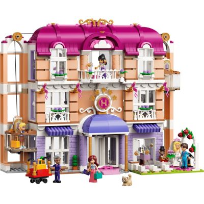 3. LEGO Friends 42704 - Grand Hotel w mieście Heartlake