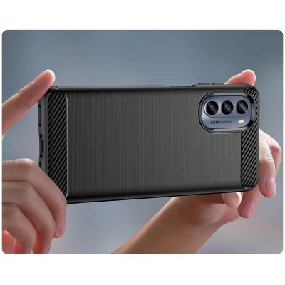 5. Carbon Case etui do Motorola Moto G62 5G elastyczny silikonowy karbonowy pokrowiec czarne