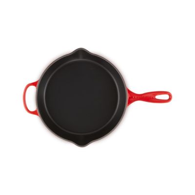 4. Le Creuset Patelnia do smażenia i serwowania wysoka 26cm wiśniowa