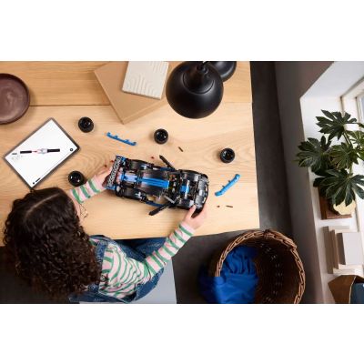 22. LEGO Technic 42176 Samochód wyścigowy Porsche GT4 e-Performance