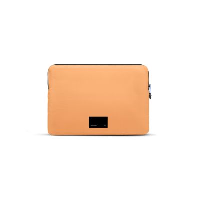 2. Native Union Ultralight Sleeve - etui ochronne do Macbook 16" (apricot crush)