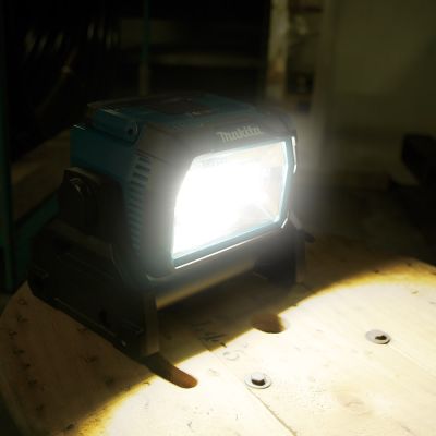 18. Makita DML809 lampa LED