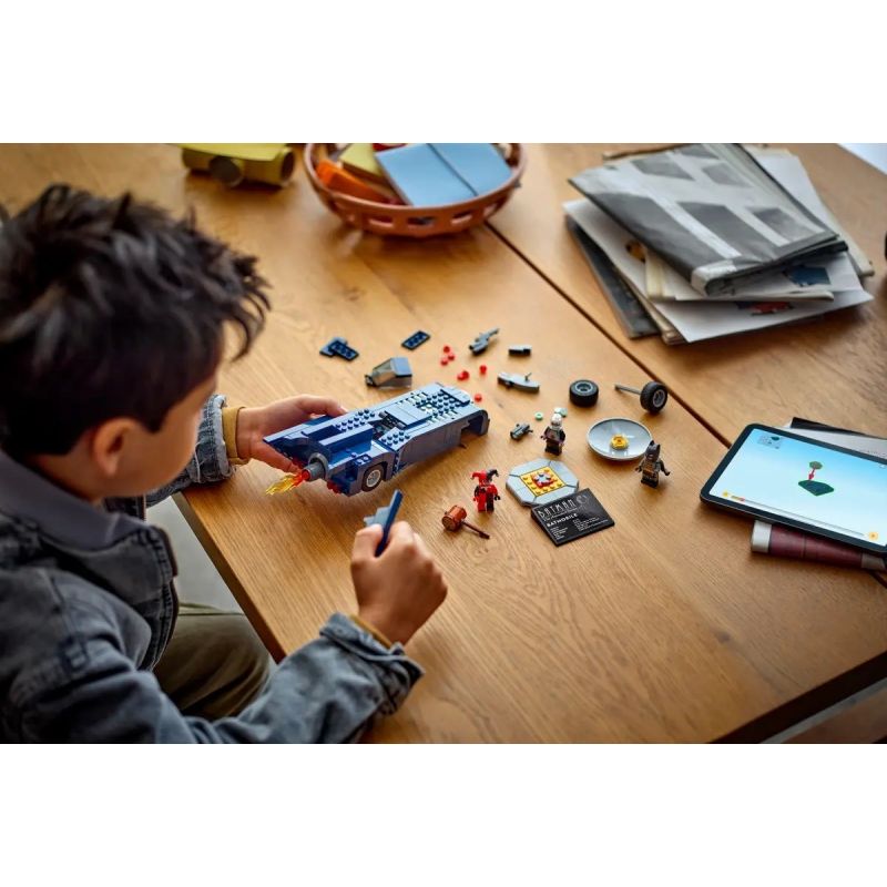 9. LEGO Super Heroes 76274 Batman z batmobilem kontra Harley Quinn i Mr. Freeze