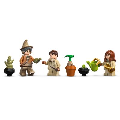 17. LEGO Harry Potter 76445 Zamek Hogwart: zajęcia z zielarstwa