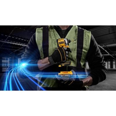 9. Zakrętarka udarowa 2x1.7Ah 208Nm DeWALT