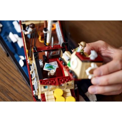 28. LEGO Ideas 21350 Szczęki