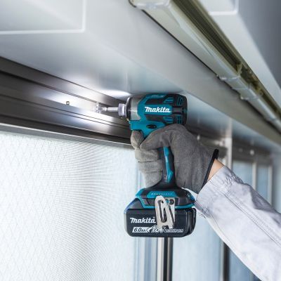 18. Zakrętarka udarowa MAKITA DTD173RTJ 18V 2x5,0Ah 180Nm