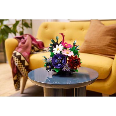 10. LEGO Botanical Collection 11513 - Kompozycja z ciemnych kwiatów
