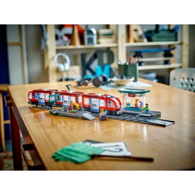 11. LEGO City 60423 Tramwaj miejski ze stacją