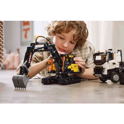 5. LEGO Technic 42175 Ciężarówka Volvo FMX i koparka EC230 Electric