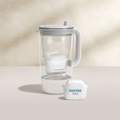 9. Dzbanek filtrujący Brita Glass+2 wkłady MaxtraPro PP (niebieski; 2,5l)