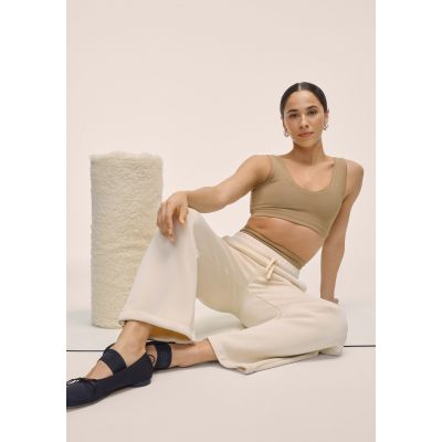 4. Spodnie damskie CASALL Peachy Straight Leg Jogger kolor biały