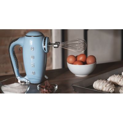 14. Mikser ręczny Smeg HMF01PBEU w stylu retro z lat 50. Pastelowy niebieski