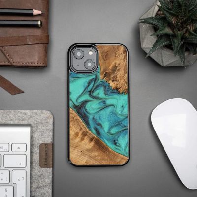 2. Etui Bewood Unique Turquoise z drewna i żywicy na iPhone 15 Plus - turkusowo-czarne