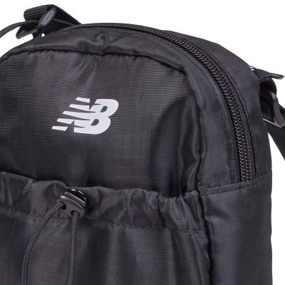 4. Saszetka New Balance Essential Sling Bag BK LAB51901BK
