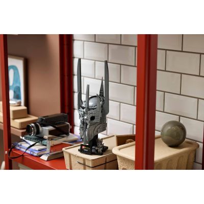 22. LEGO Icons 11373 - Władca pierścieni: Hełm Saurona