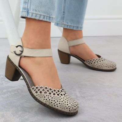 7. Skórzane sandały damskie na słupku beżowe Rieker 40902-60