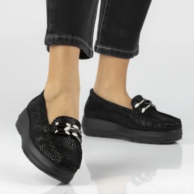 8. Skórzane półbuty damskie mokasyny na platformie czarne Filippo  DP7652