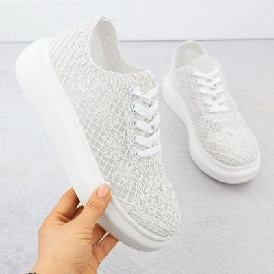 2. Półbuty damskie na platformie koronkowe białe Vinceza 17371