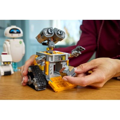 27. LEGO Disney Pixar 43279 WALL-E i EWA