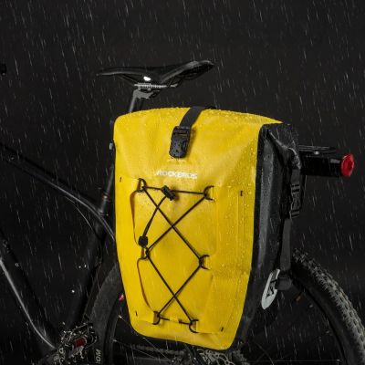 2. Sakwa rowerowa Rockbros 30140022005 wodoodporna 25-32L - żółta