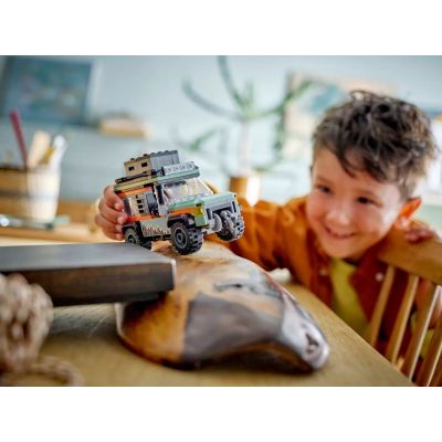 8. LEGO CITY 60447 Górska ciężarówka terenowa 4x4