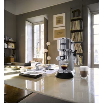 41. Ekspres kolbowy DeLonghi Dedica Style EC 685.M (1350W; kolor srebrny)