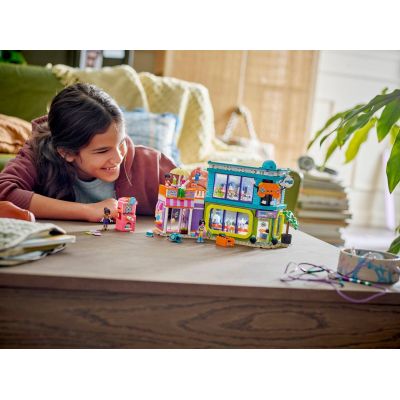 8. LEGO Friends 42674 - Sklep z grami i komiksami