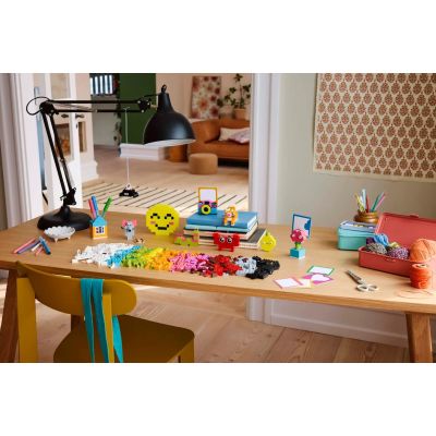 11. LEGO CLASSIC 11042 Kreatywna skrzynka szczęścia