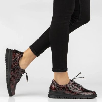 6. Skórzane półnuty damskie na klinie lakierowane kroko bordo Filippo DP8102