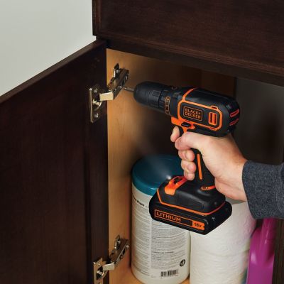 3. Wkrętarka Black&Decker zasilanie akumulatorowe 18 V