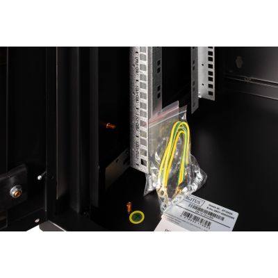 23. Szafa sieciowa wisząca Unique 19" 12U rack 600x450, drzwi szyba, czarny, niedzielona, złożona, 100kg