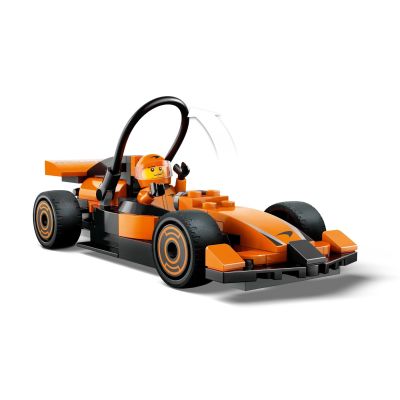 5. LEGO CITY 60442 F1 Kierowca i bolid McLaren