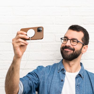 4. Dux Ducis Grit skórzane etui do iPhone 14 Plus elegancki pokrowiec ze sztucznej skóry (kompatybilne z MagSafe) brązowy