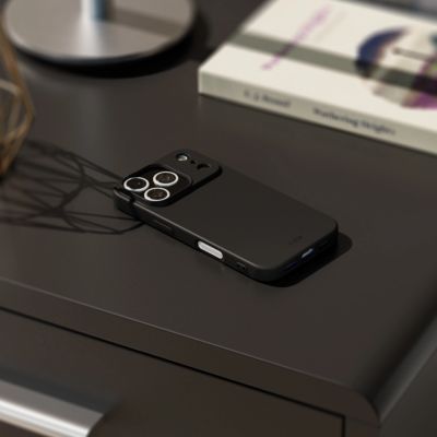 9. Etui SBS Instinct na iPhone 17 Pro Max - czarne