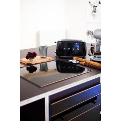 8. Toster Smeg TSF02BLEU czarny 4 kromek, metalowa obudowa