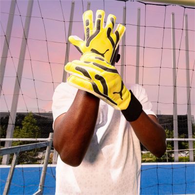 7. Rękawice bramkarskie Puma Ultra Ultimate Hybrid Sun 41858 02